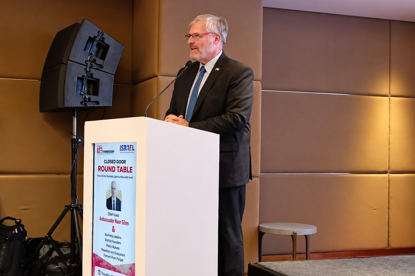 Ambassador Naor Gilon addressing business leaders at the round table